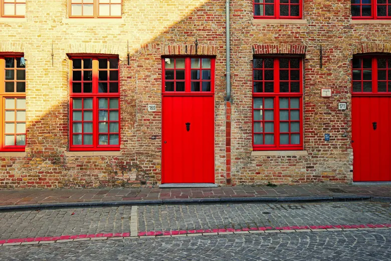 Façade de briques avec des portes rouges